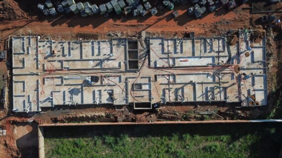 Execução de radier protendido em embasamento de torre residencial, com cabos de protensão posicionados antes da concretagem