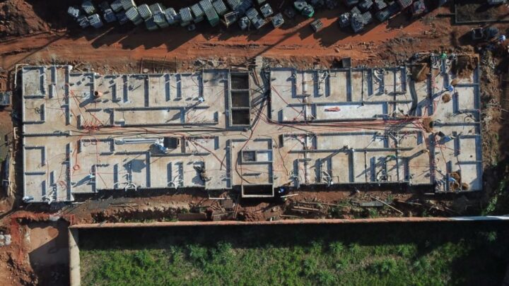 Execução de radier protendido em embasamento de torre residencial, com cabos de protensão posicionados antes da concretagem